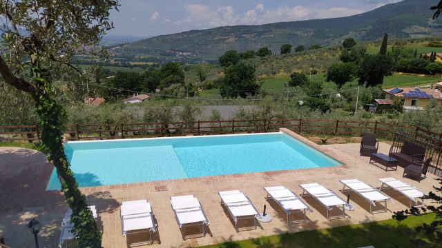Piscina-Agriturismo-il-Moraiolo