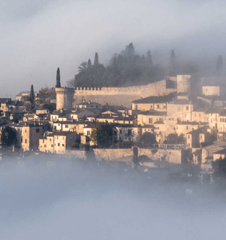 Spello-con-nebbia