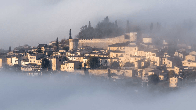 Spello-con-nebbia