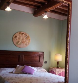 Camera-blu-specchio-riflessi-scaled