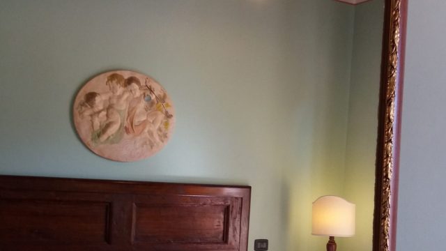 Camera-blu-specchio-riflessi-scaled