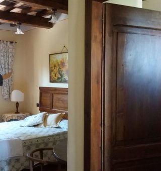 Camera-gialla-vista-porta-bagno-scaled